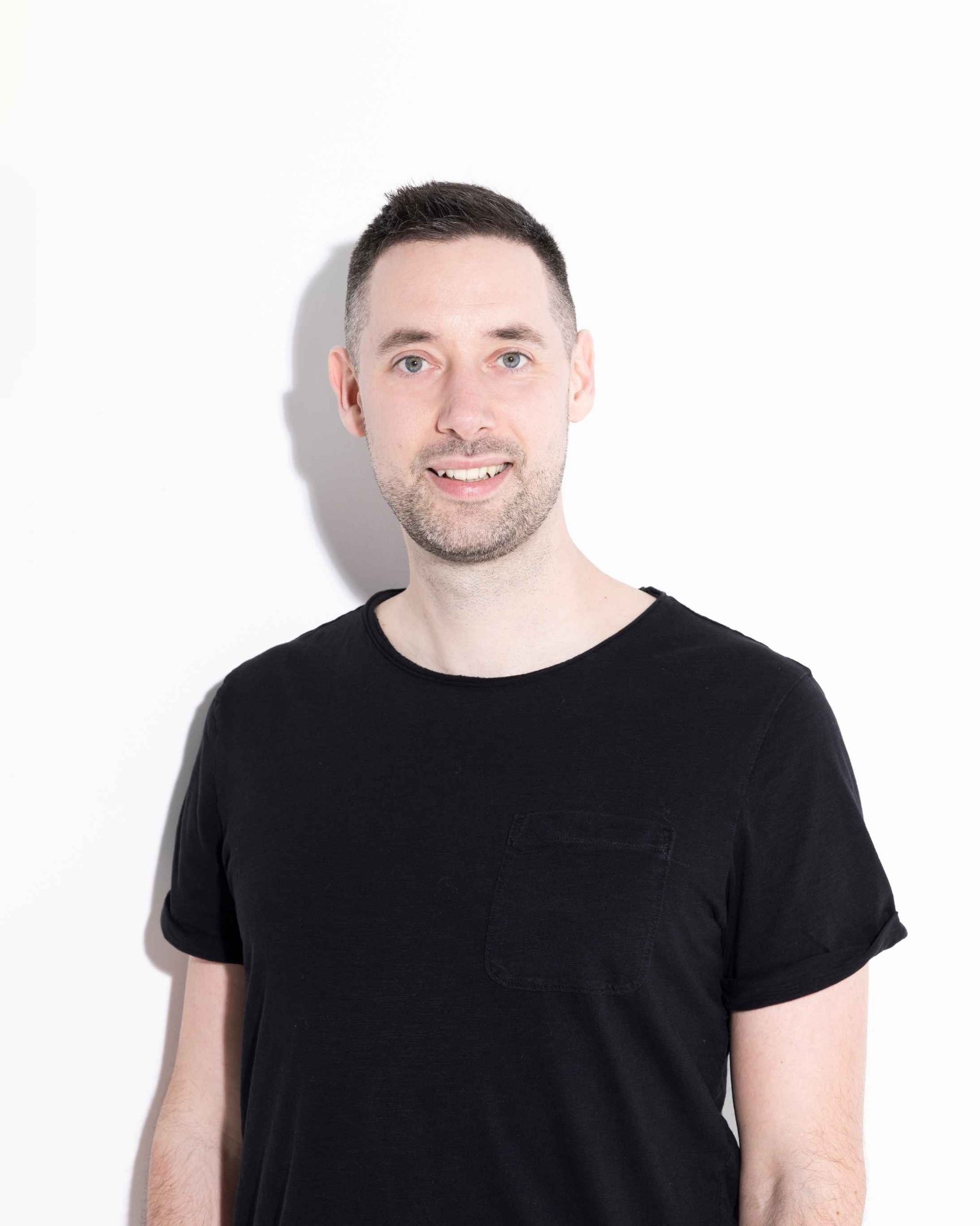 Bence, a 2BseenStudio alapítója, csendes irodai környezetben